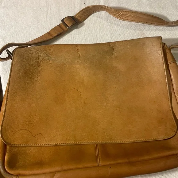 Classic Tan Leather Crossbody Messenger Bag - Picture 2 of 9
